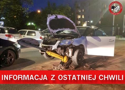 Po Zderzeniu Z Przewozem Os B Auto Dostawcy Jedzenia Zawis O Na Znaku