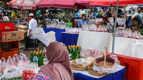 Berkah Lebaran Pedagang Bunga Di TPU Grogol Raup Omzet Rp 1 Juta Dalam