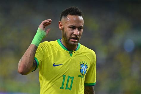 Pipoqueiro Neymar Atingido E Discute Torcedor Ap S Trope O Do Brasil