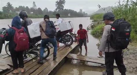 Petugas PAM TPS Di Buol Berjuang Seberangi Sungai Kokobuka Demi Kawal