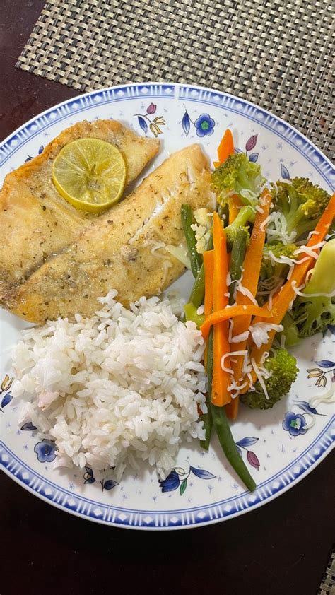 Filete De Pescado Al Horno Arroz Brocoli Coliflor Zanahoria Y