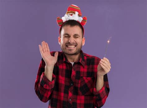 Jovem Animado Caucasiano Usando Uma Bandana De Papai Noel Segurando