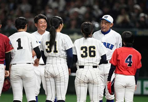 ＜イチロー選抜・高校野球女子選抜＞試合後、笑顔で女子選抜ナインと話す松坂氏（左）とイチロー氏（撮影・沢田 明徳） ― スポニチ