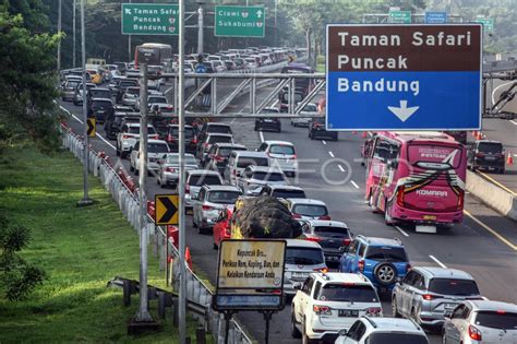 Kepadatan Jalur Puncak Bogor Saat Libur Panjang Antara Foto