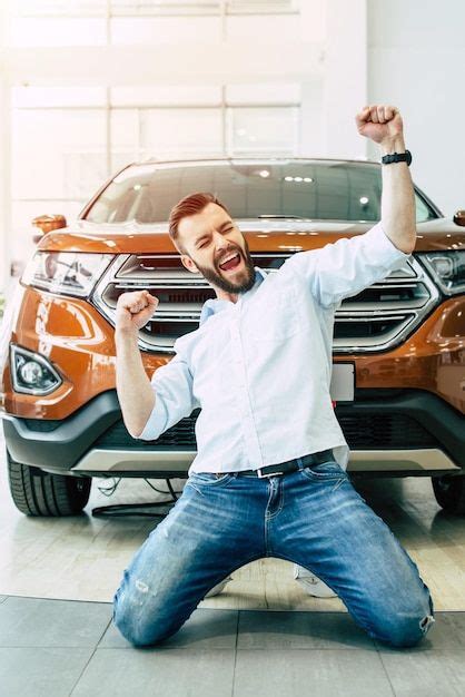 Hombre Guapo Feliz Comprando Un Auto Blanco Nuevo En El Concesionario Y