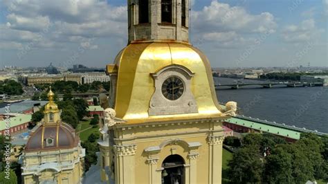 Vidéo Stock Flight around golden dome Peter Paul Petrograd Fortress ...