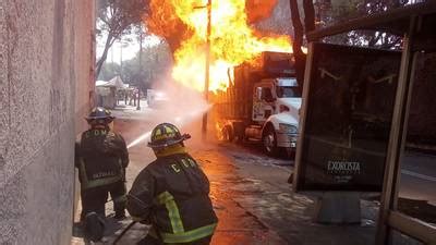 Se incendia unidad de Metrobús en estación UPIICSA no hay lesionados