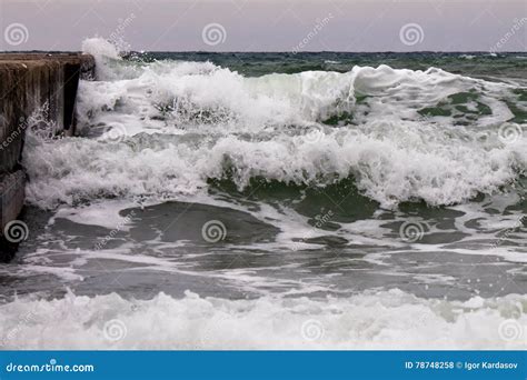 Onda Poderosa Do Respingo Do Mar Foto De Stock Imagem De Espirrar