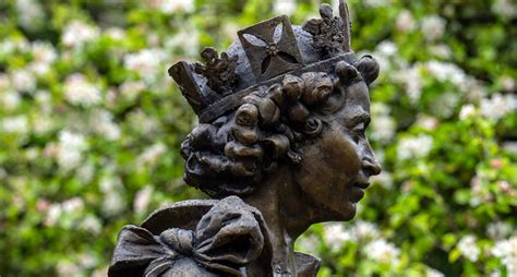 Royal News Roundup New Queen Elizabeth Statue Unveiled Purewow