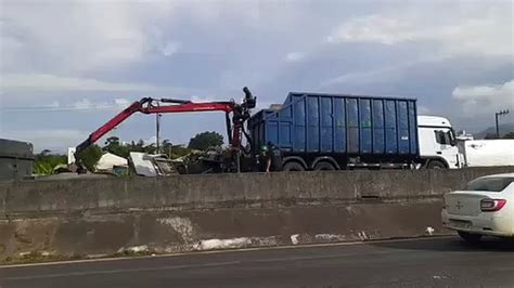 Carreta Tomba Na Br E Interdita Totalmente A Rodovia Em Bigua U