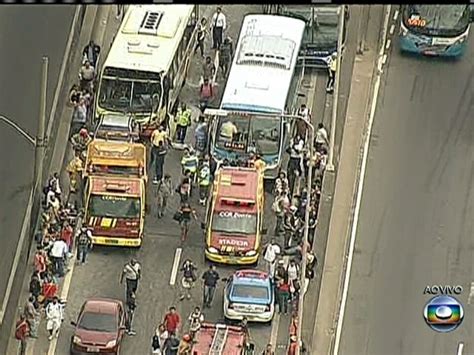 Vídeo Acidente na chegada ao Rio complica trânsito na Ponte Rio