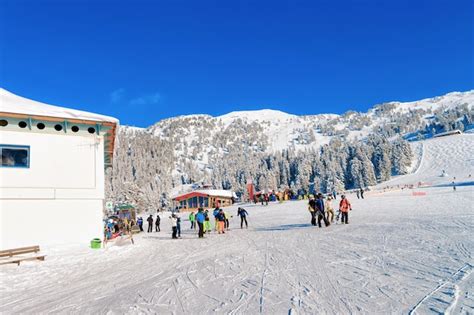 Estación de esquí de zillertal y gente esquiando y haciendo snowboard