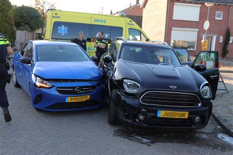 Twee Autos Botsen Op Elkaar Op Kruising Aan De Berckenrodelaan