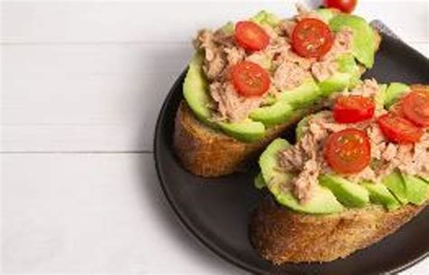 RECETA Tostadas con atún aguacate y tomate