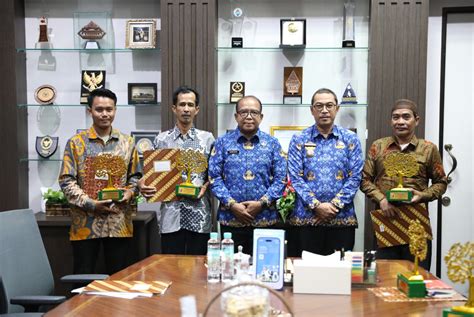 Pj Gubernur Samsudin Serahkan Penghargaan Pemenang Lomba Wana Lestari