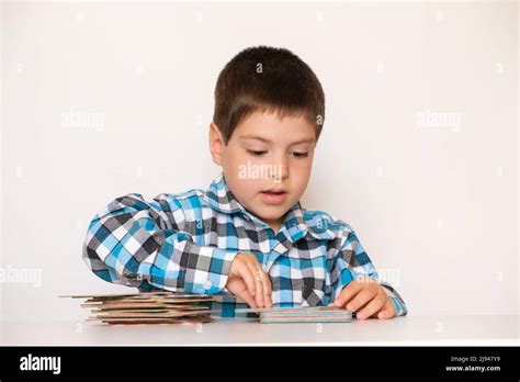 Un niño de 4 años juega con tarjetas con dibujos materiales educativos