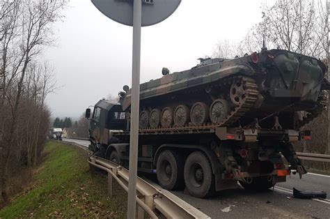 Zderzenie pojazdów transportujących bojowe wozy piechoty na DK 8 w