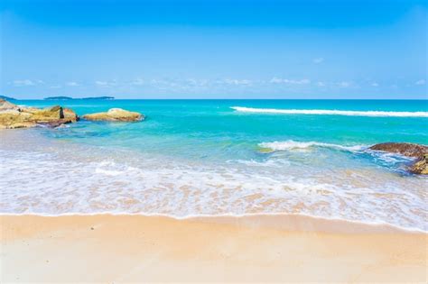 Hermosa Playa Tropical Con Fondo De Cielo Azul Y Nubes Blancas Para