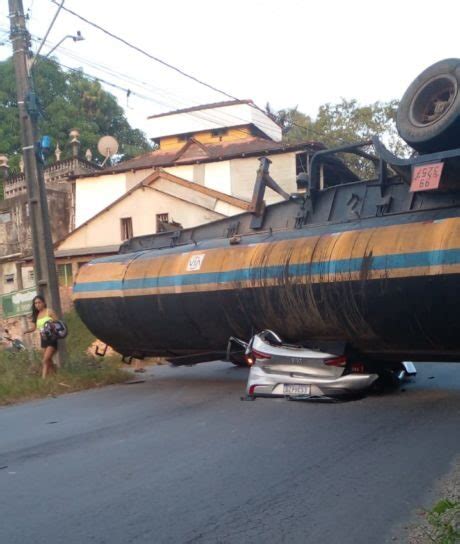 Acidente Grave Carreta Tomba Sobre Carro Em Manaus