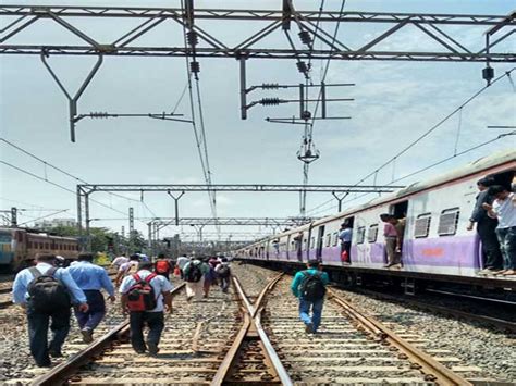 7 Coaches Of Mumbai Local Train Derails Near Andheri Station मुंबई