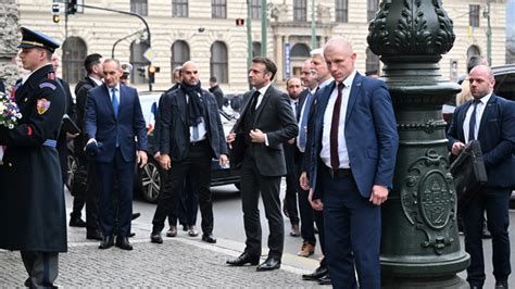 Galerie Emmanuel Macron V Praze Hodinov Prostoje Tajemn Sluch Tko