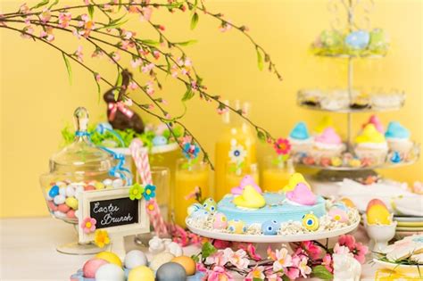 Mesa De Postres Con Pastel De Pascua Decorado Con Polluelos De