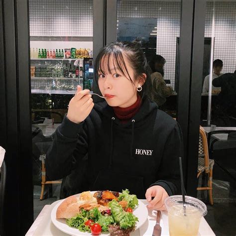 莉子さんのインスタグラム写真 莉子instagram「サラダタベテル 🥗」11月19日 20時01分 Rikoriko1204