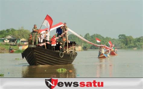 Kecamatan Bayung Lencir Bentangkan Bendera Merah Putih Sepanjang