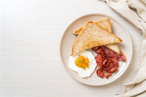 Premium Photo Fried Egg With Toasted Bread And Bacon