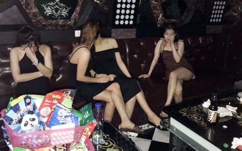 hot girl cùng bạn trai bay lắc trong quán karaoke