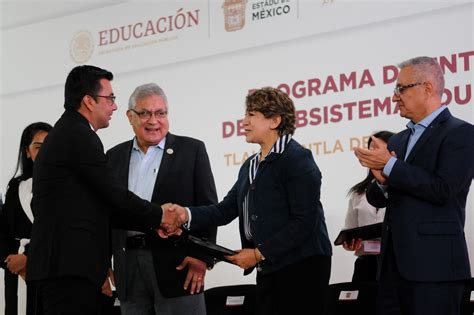 Entrega Delfina G Mez M S De Mil Basificaciones A Maestros