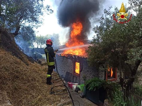 Marliana Casa In Fiamme Crolla Parte Del Tetto