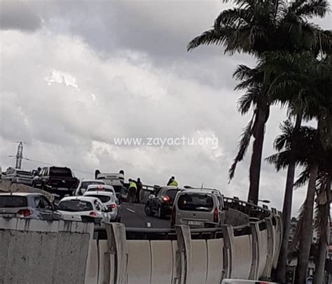 Accident De La Route Sur La Rocade De Fort De France Une Voiture Sur