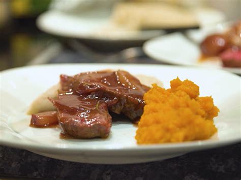 Straußenfilet mit Schalotten Rotwein Soße Hirsebrei und Butternutpüree