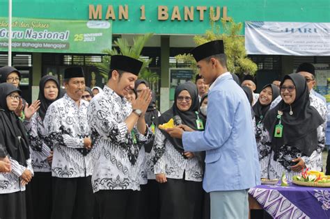 Perayaan Hari Guru Nasional Di Man Bantul Potong Tumpeng