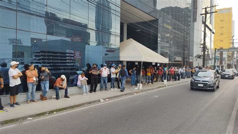 Monterrey Forman largas filas para trámites en el SAT Telediario México