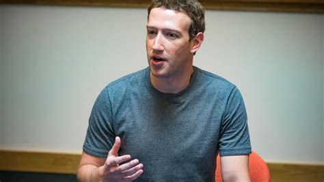 Facebook's Mark Zuckerberg pushes local stories in news feed - CNET