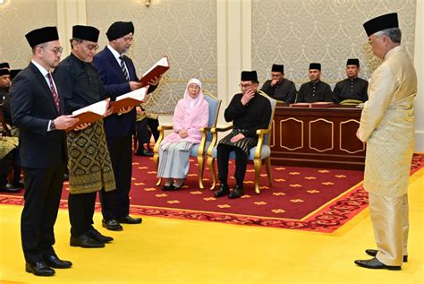 In Shuffling Cabinet Malaysian Pm To Share Finance Portfolio With