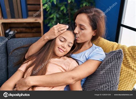 Mujer Niña Madre Hija Abrazándose Casa Fotografía De Stock