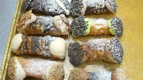 Mike's Pastry Serves 18 Flavors Of Cannoli - Best Cannoli In Boston - Delish.com