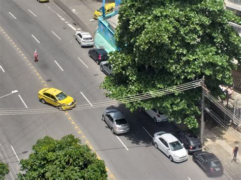 Acidente entre carro e táxi assusta moradores na Av Maracanã Portal