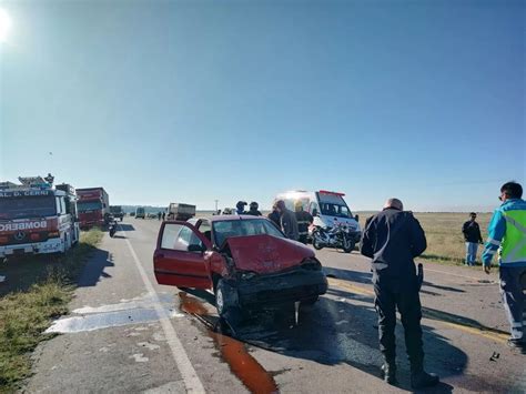 Fuerte choque frontal entre un camión y una camioneta 5 heridos LU