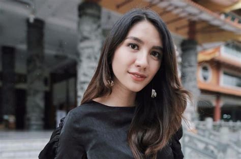 Tampil Kekinian Banget Ini Dia Deretan Gaya Fashion Kasual Ala Acha