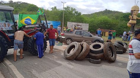 Caminhoneiros ocupam rodovias do Leste e Nordeste de Minas nesta terça