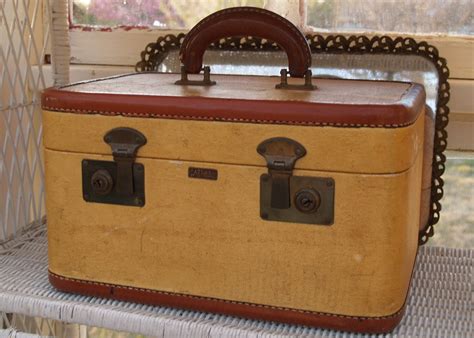 Thrifty Cent: Featured Fashionable Item: Vintage Train Cases