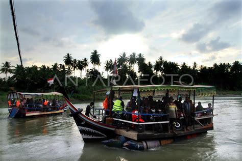 TRANSPORTASI PERAHU PENYEBERANGAN SUNGAI ANTARA Foto