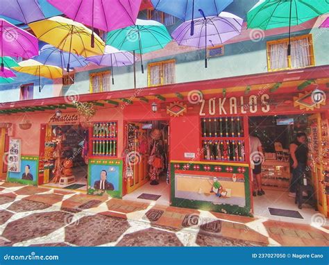 Tiendas Y Paraguas En Una Calle De Guatape Antioquia Colombia