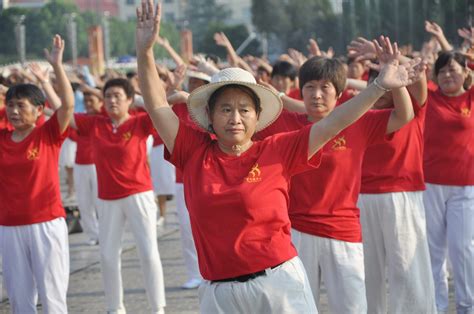 驻马店2000多名广场舞大妈冒高温齐跳最炫民族风 遮阳伞遍地都是遮阳伞驻马店大妈新浪新闻