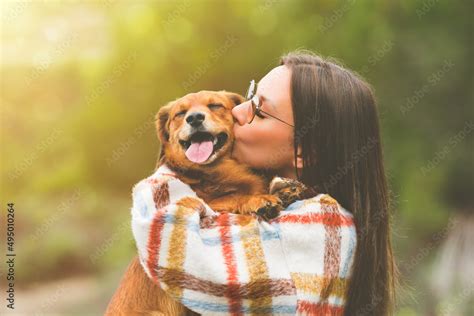 Foto De Beautiful Woman Hugging And Kissing Dog Dog And Owner Together