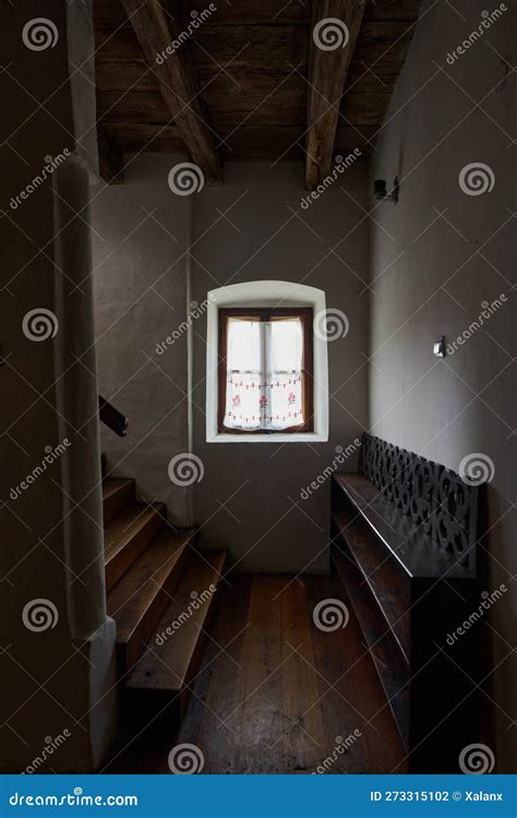 Escadas De Madeira Interior Foto De Stock Imagem De Lustrado